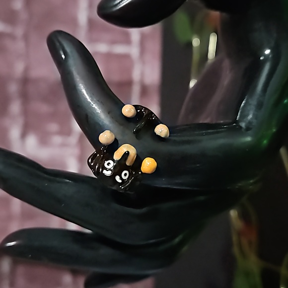 Adorable Hugging Daschund Black & Tan Acryllic Ring - Picture 1 of 6